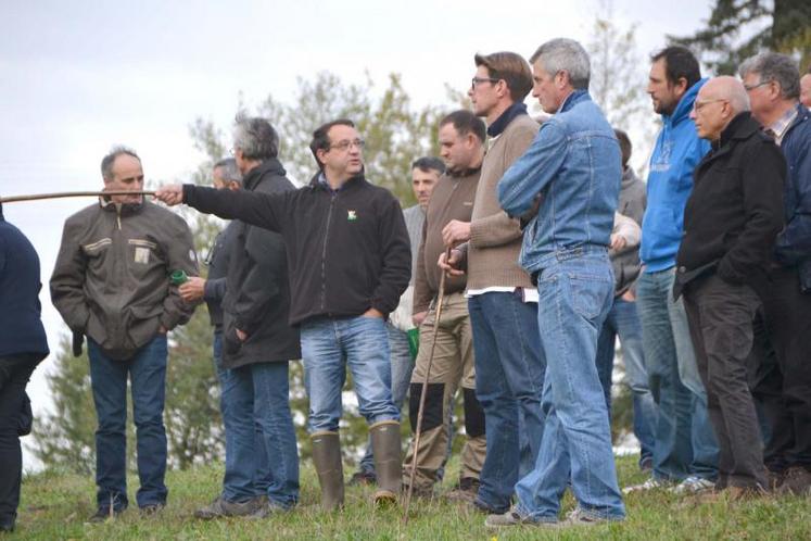 Philippe Labarbarie, technicien herd-book Aubrac, lors de la visite de l'exploitation de Nicolas Boyer-Gibaud à Lisle-sur-Tarn.