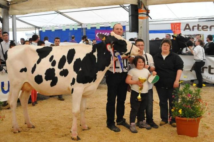La vache 2349 en 1ère lactation de l'Earl Bruel à Crespinet a remporté les titres de championne jeune et de meilleure mamelle jeune au concours départemental Prim'Holstein